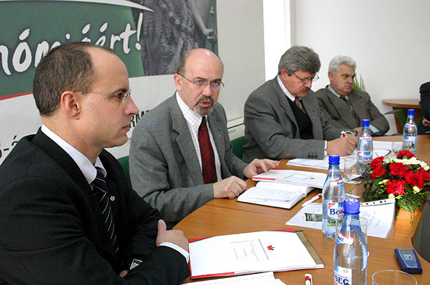 Nagy Zsolt itt még távközlési és informatikai miniszterként ült egy asztalnál az RMDSZ elnökével, Markó Bélával - valamint Takács Csabával és Kötő Józseffel - Kolozsvárott, 2005. január 22-én