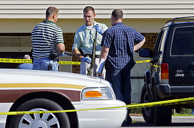 Gyilkossági szakértők helyszínelnek az észak-carolinai Carthage városának Pinelake egészségügyi és rehabilitációs központjában, ahol egy fegyveres nyolc ember életét oltotta ki