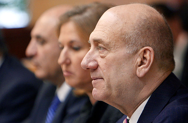 Ehud Olmert távozó miniszterelnök kormányának tegnapi ülésén