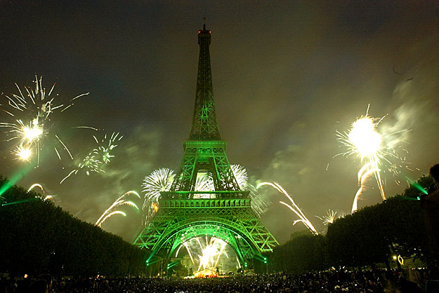 Világítással gyakran változtatja a színét az Eiffel-torony 