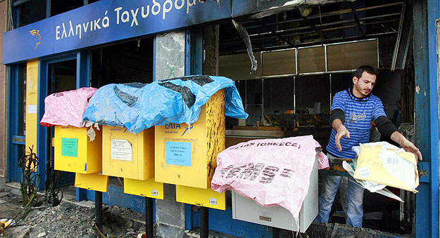 Megrongálódott csomagokathéni Postán 2009. március 31-én