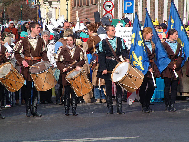 Reneszánsz jelmezekben vonultak fel a tavalyi karneválon