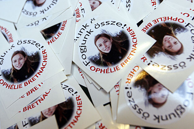 Ophélie barátainak és ismerőseinek matricája, amivel a decemberben eltűnt lányt keresték