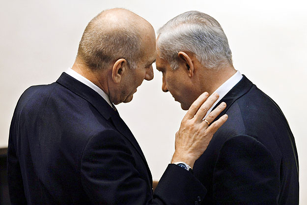 Olmert távozó kormányfő utódjával, Netanjahuval 