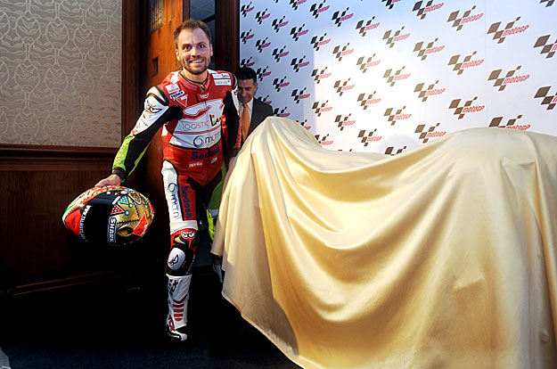 Talmácsi Gábor világbajnok motorversenyző érkezik sajtótájékoztatójára, ahol bemutatták Aprilia RSA típusú versenymotorját