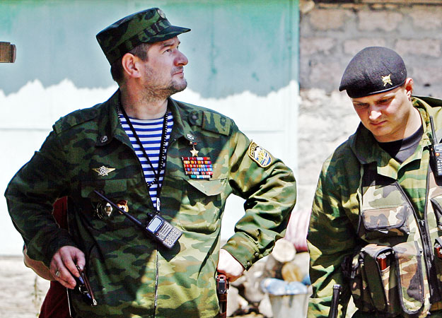 Szulim Jamadajev (balra) tavaly augusztusban egy Csinvali melletti faluban