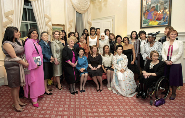 A G20-as országok vezetőinek feleségei vacsora előtt. Középen, fehér ujjatlan felsőben Michelle Obama