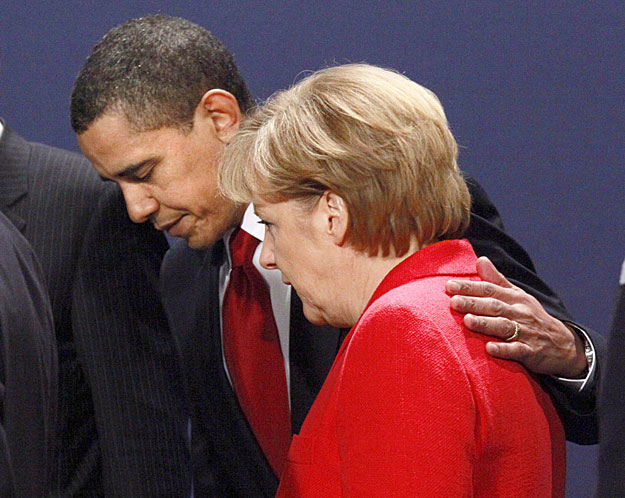 Barack Obama és Angela Merkel gyors megbeszélése a londoni csoportkép utáni percekben