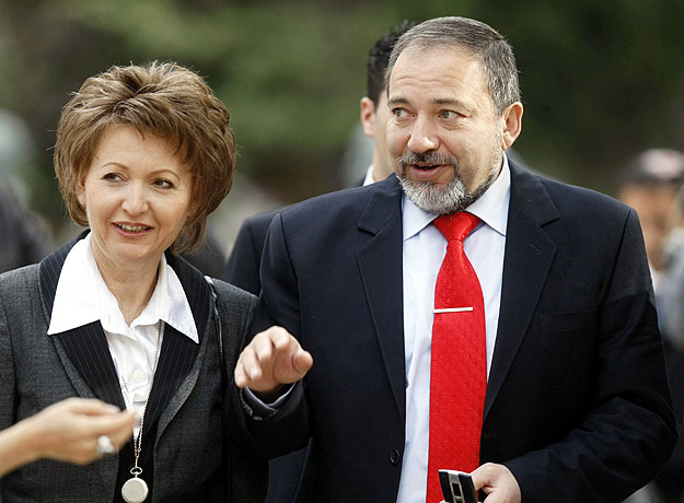 Avigdor Lieberman izraeli külügyminiszter feleségével