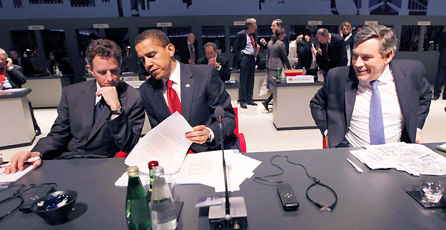 Timothy Geithner amerikai pénzügyminiszter Barack Obama és Gordon Brown társaságában a csúcstalálkozó kezdetén