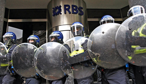 Bankellenes tüntetés a Cityben, 2009- áprilisában. A népharag a betétesek pénzével hazardírozó RBS-t is elsodorta