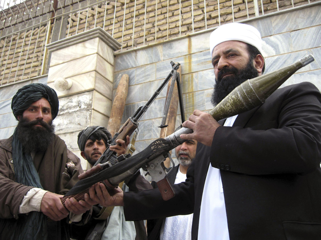 Tálib fegyverletétel az afganisztáni Herát városában