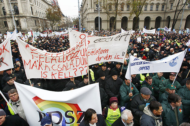 Kossuth tér, 2008. november 29. - Bérükért és a 13. havi fizetésükért tüntettek