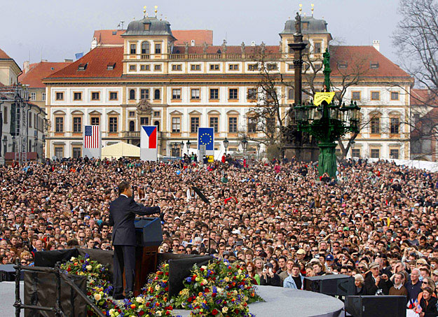 Obama elnök beszédét tartja a prágai várban