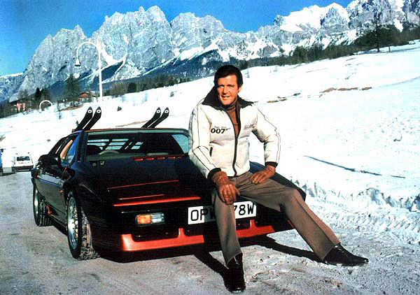 Roger Moore a híres Lotus Esprit Turbóval