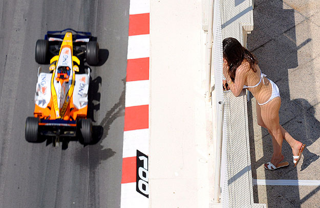 Bikiniben napozó nő nézi, amint erkélye alatt Fernando Alonso Forma-1-es spanyol versenyző száguld Renault-jával a Monacói Nagydíj szabadedzésén a monacói Monte Carlóban 2008. május 22-én. 
