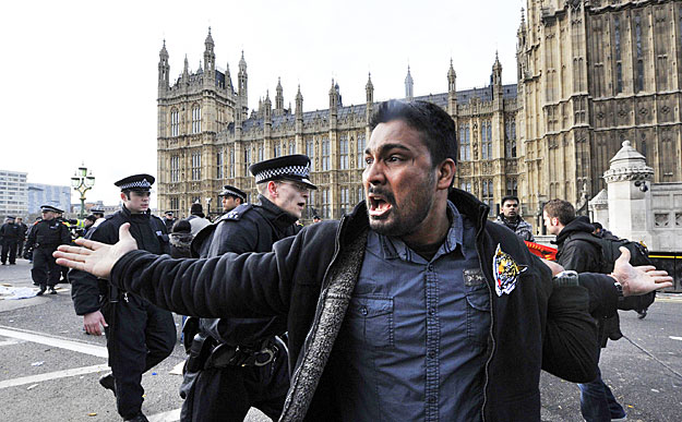 Tamil tüntetők Gordon Brown kormányfővel akarták ismertetni sérelmeiket. Ha nem, beugranak a Temzébe- fenyegetőztek