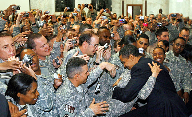 Barack Obama a Camp Victory-ban. 