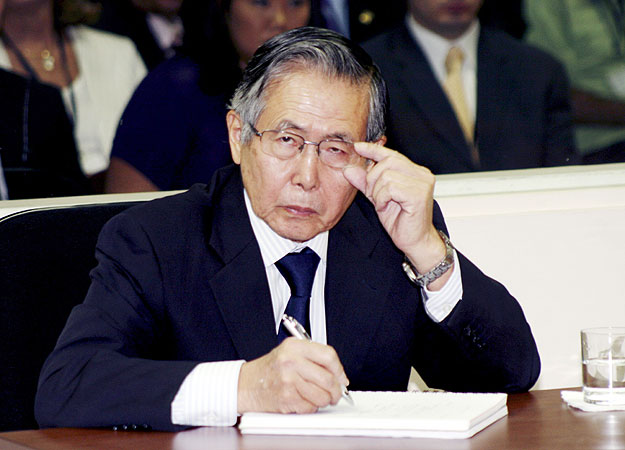 Bűnös. Alberto Fujimori hallgatja az ítéletet