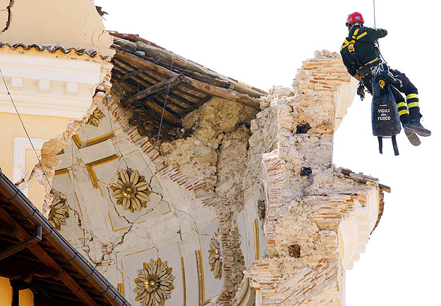 A tűzoltók L'Aquilában az omlásveszélyt is ellenőrzik a műemlék templomnál