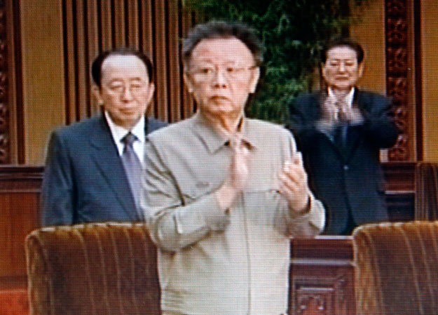 Az újraválasztott Kim Dzsong Il az észak-koreai állami televízió felvételén, 2009. április 9-én
