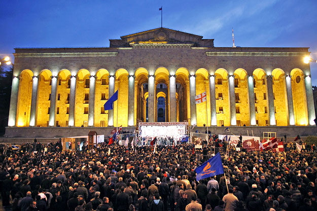 Ellenzékiek a parlament előtt Tbilisziben