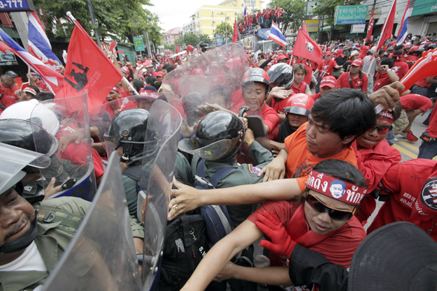 Thakszin Szinavatra volt kormányfő hívei elsodorták a gyenge rendőri ellenállást