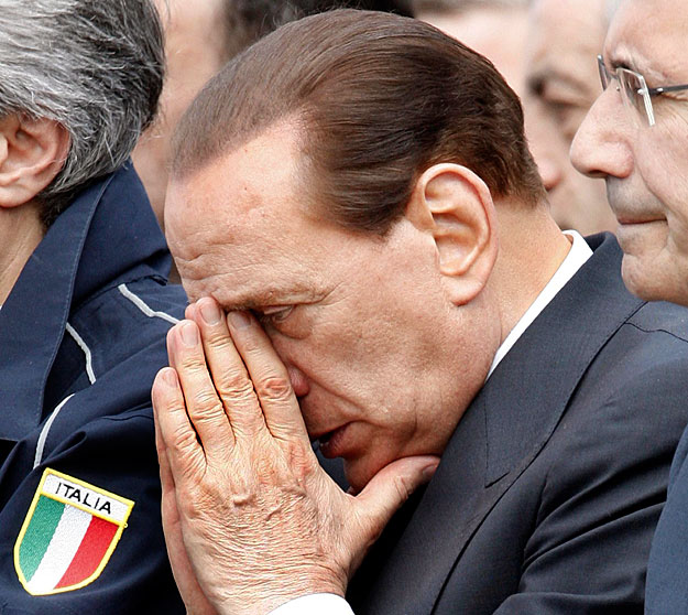 Silvio Berlusconi a földrengés áldozatainak temetésén 2009. április 10-én