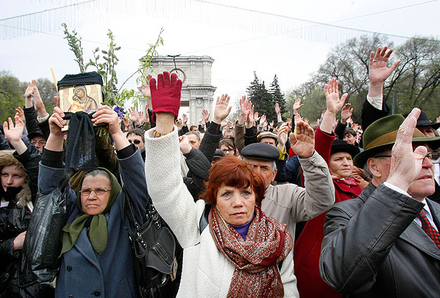 Tízezrek tüntettek a letartóztatott ellenzékiek szabadon engedéséért Chisanauban, 2009. április 12-én