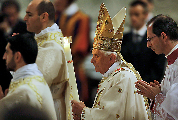 XVI. Benedek pápa a húsvéti vigíliát celebrálja a Szent Péter bazilikában