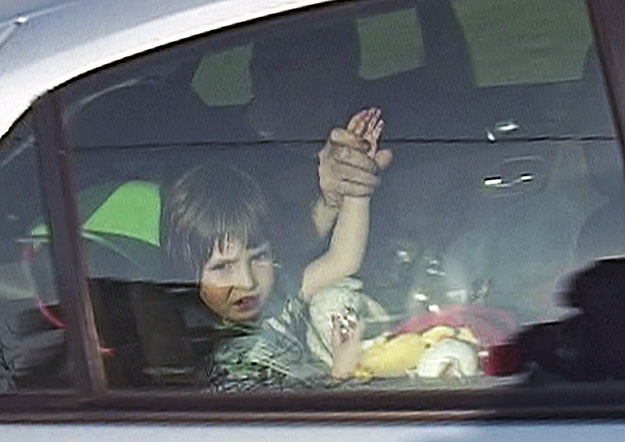 Elise elhagyja apjával a magyar-ukrán határt, miután a hazai hatóságok megtalált az elrabolt francia-orosz kislányt (a kép videófelvételről készült)