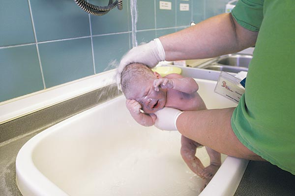 Újszülöttet fürdetnek a veszprémi kórház szülészetén