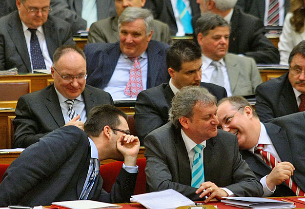 Molnár Csaba (balra) leendő kancelláriaminiszter beszélget elődjével, Kiss Péterrel Hiller István háta mögött. Mindhárman miniszterek maradnak