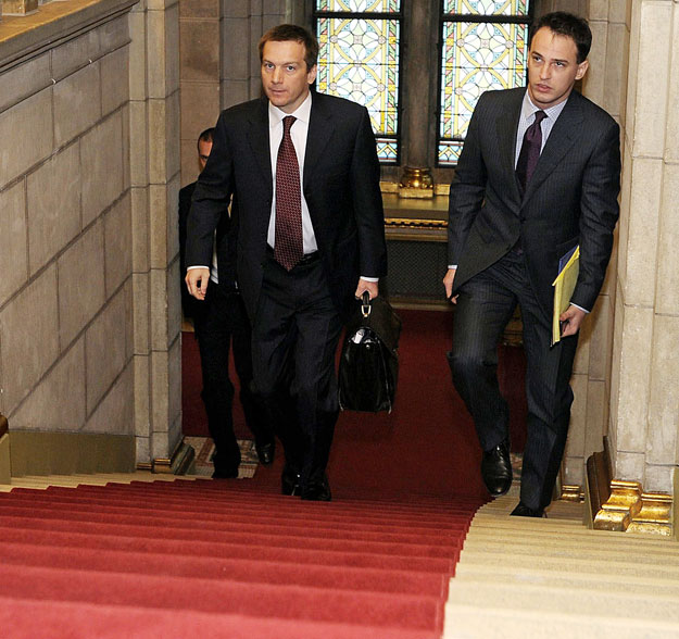 Bajnai Gordon miniszterelnök-jelölt és leendő kabinetfőnöke, Szigetvári Viktor megy a Parlament lépcsőjén az SZDSZ frakcióülésére