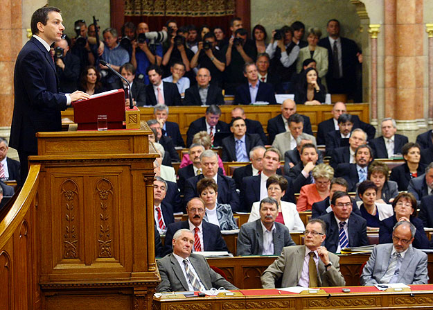 Bajnai Gordon bemutatja kormányát a parlamentben