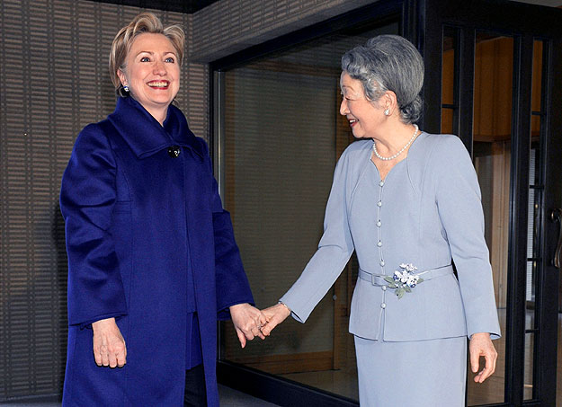 Micsiko japán császárné fogadja Hillary Clintont. Teázás a Japán Császári Palotában