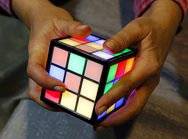 A Rubik-kocka XXI. századi változata: a TouchCube. Nem kell többet tekerni, az érintőfelület reagál az ujjak legapróbb mozdulatára is