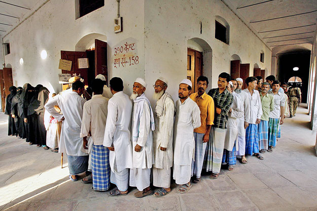 Emberek állnak sorban voksaik leadására várva egy szavazóhelység előtt Varanasziban