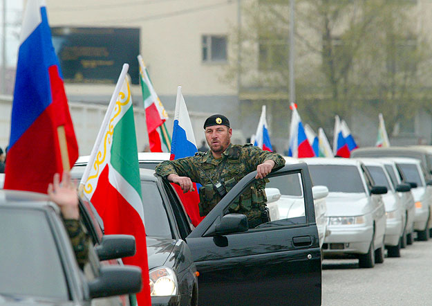 Orosz és csecsen zászlóval ékesített autók Groznijban 2009. április 16-án