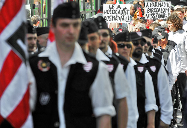 Le a Holokaust-dogmával - hirdeti egy felirat a Magyar Gárda tüntetésén