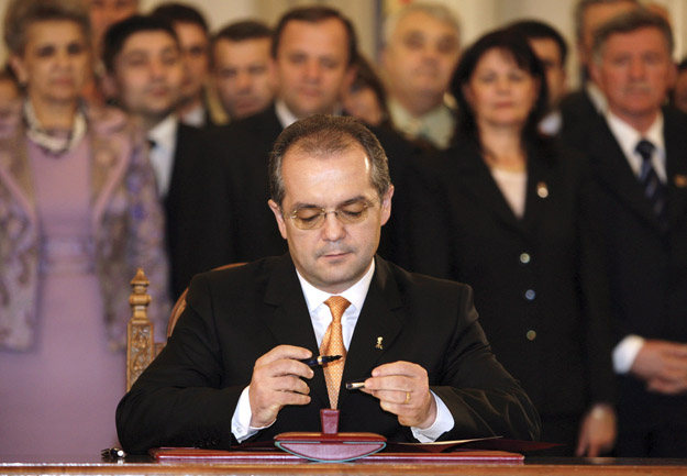 Emil Boc román kormányfő hivatali esküje aláírásakor - Azonnal maximálta az állami cégek vezetőinek a fizetését