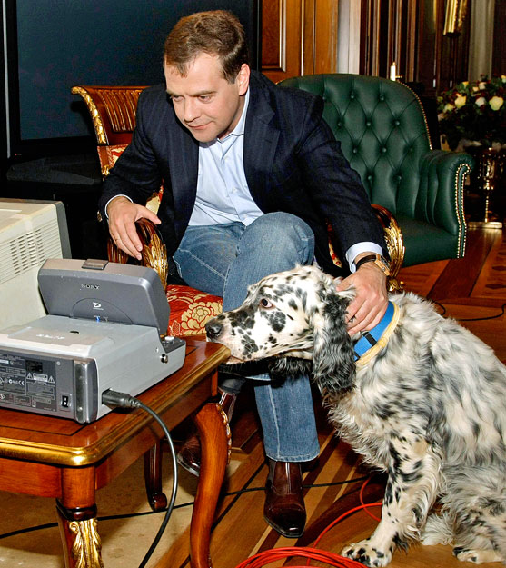 Az orosz elnök kutyájával saját blogját böngészi gorki rezidenciáján