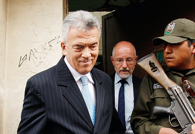 Józsa Mátyás, Magyarország Buenos Aires-i nagykövete 2009. április 22-én távozik a La Paz-i San Pedro börtönből, ahol meglátogatta Tóásó Elődöt