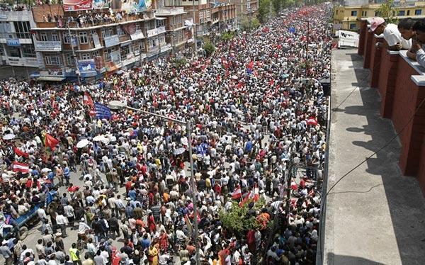 Demokrácia-párti tüntetõk ünnepelnek Katmanduban, a Körúton