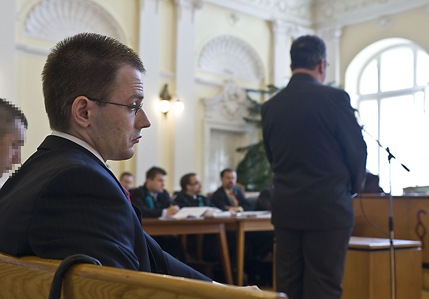 Zuschlag János hallgatja, Arató Gergely az OKM államtitkárának tanúvallomását a Bács- Kiskun megyei bíróságon