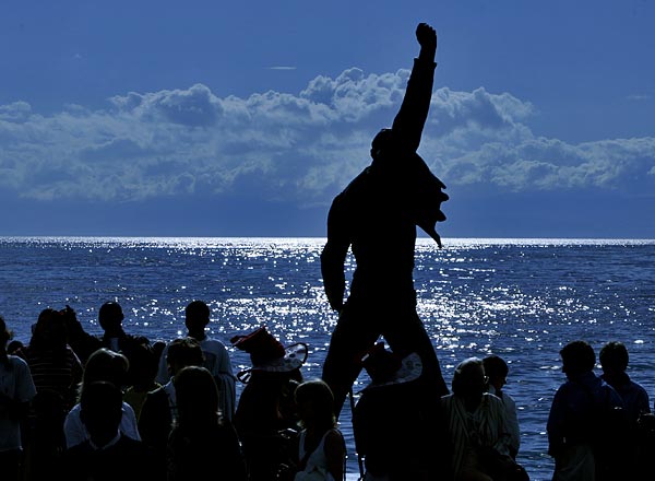 Freddie Mercury szobra a Genfi tó partján