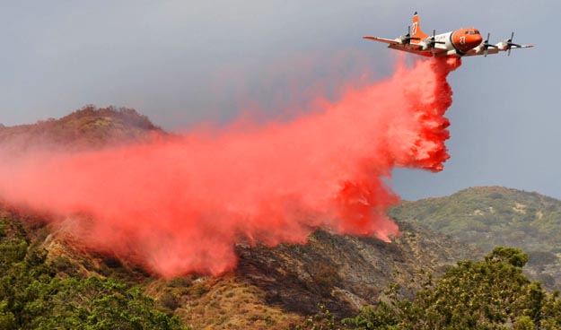 Tűzoltók repülőről próbálják elfojtani a hatalmas lángokat Kalifornia erdői fölött