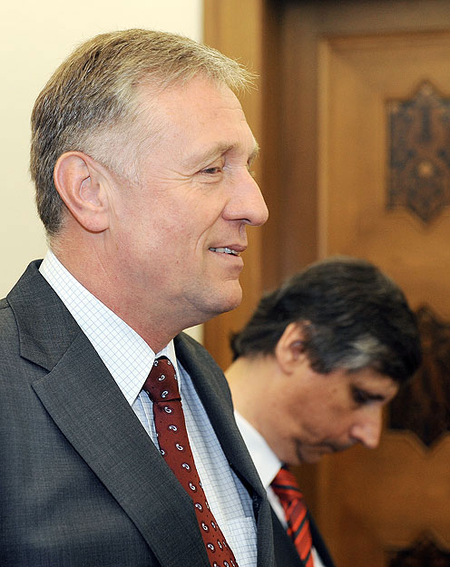 Topolánek ügyvezető és Fischer leendő miniszterelnök Prágában