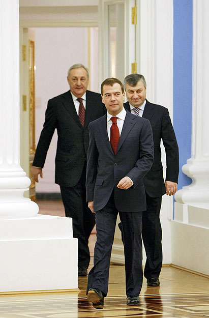 Az abház, az orosz és a déloszét elnök a Kremlben