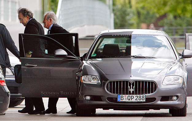 Sergio Marchionne, a Fiat főnöke (balról) megérkezik a berlini tárgyalására